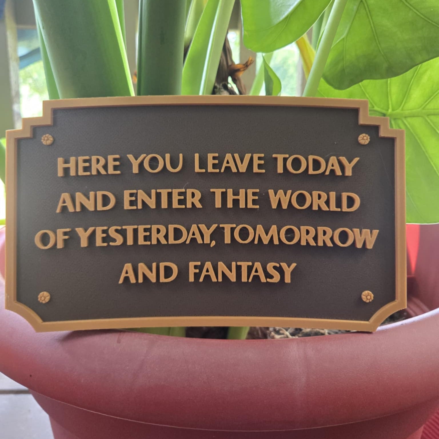California Entrance Replica Sign